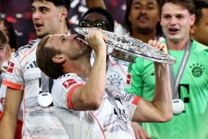 ‍太开心啦！凯恩夺冠庆典上高唱Sweet Caroline